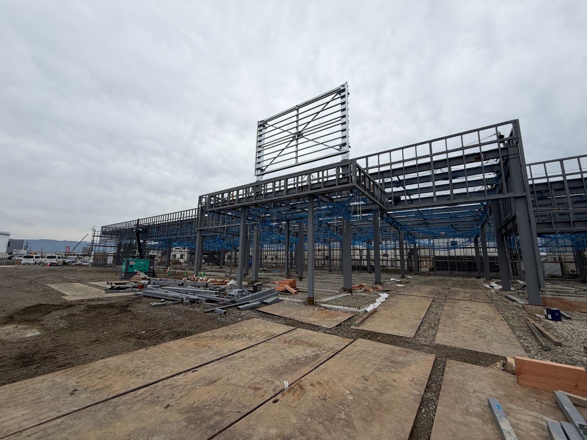 複合鉄骨構造物の建方