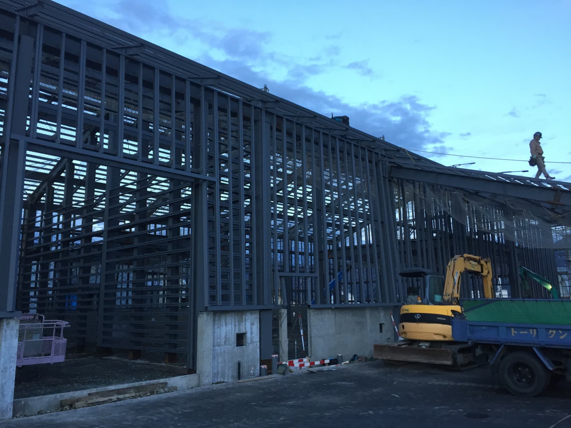 大型鉄骨構造物 夕暮れ建方